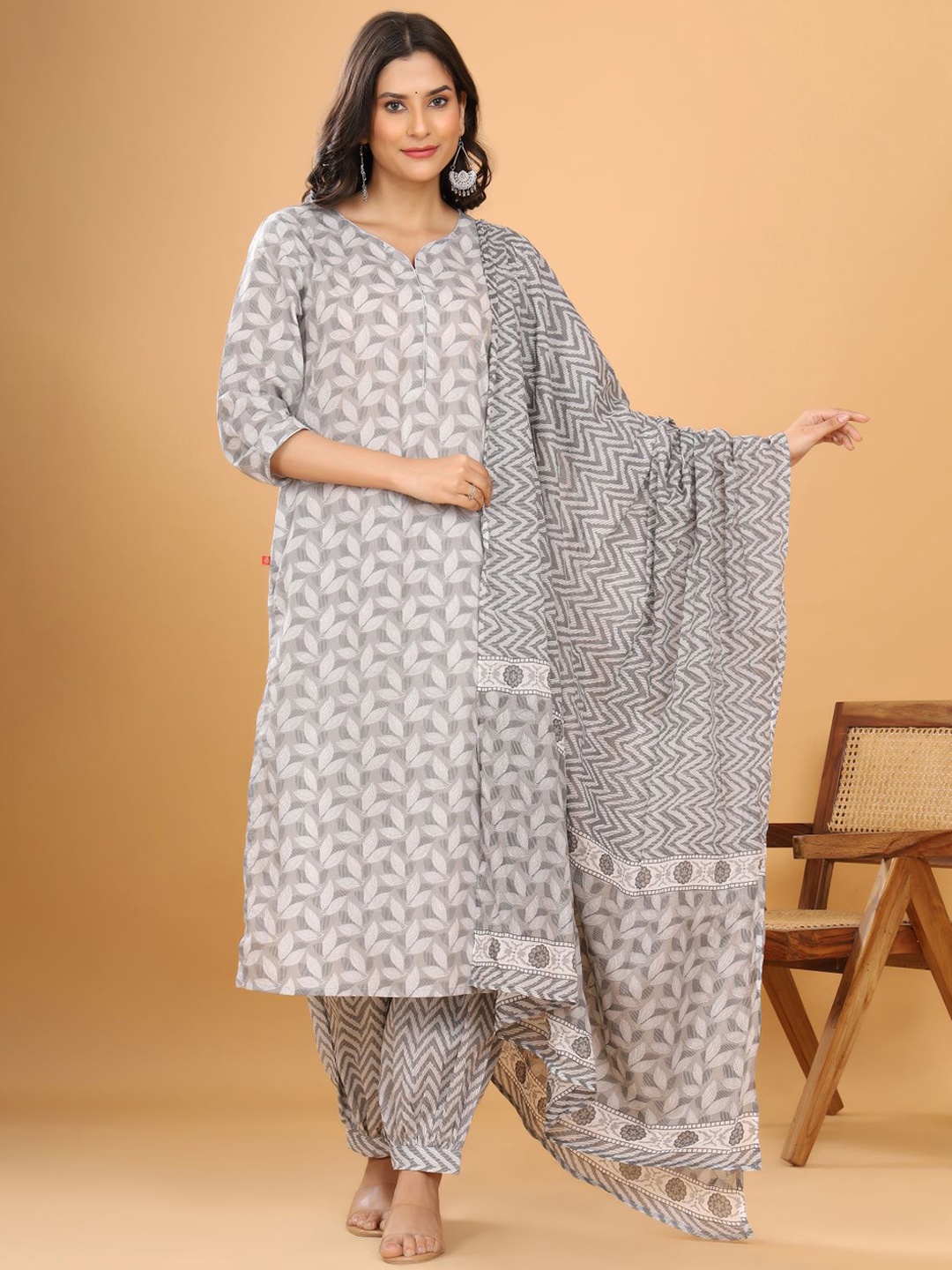 

VASVI Women Floral Printed Regular Kurta with Salwar & With Dupatta, Grey