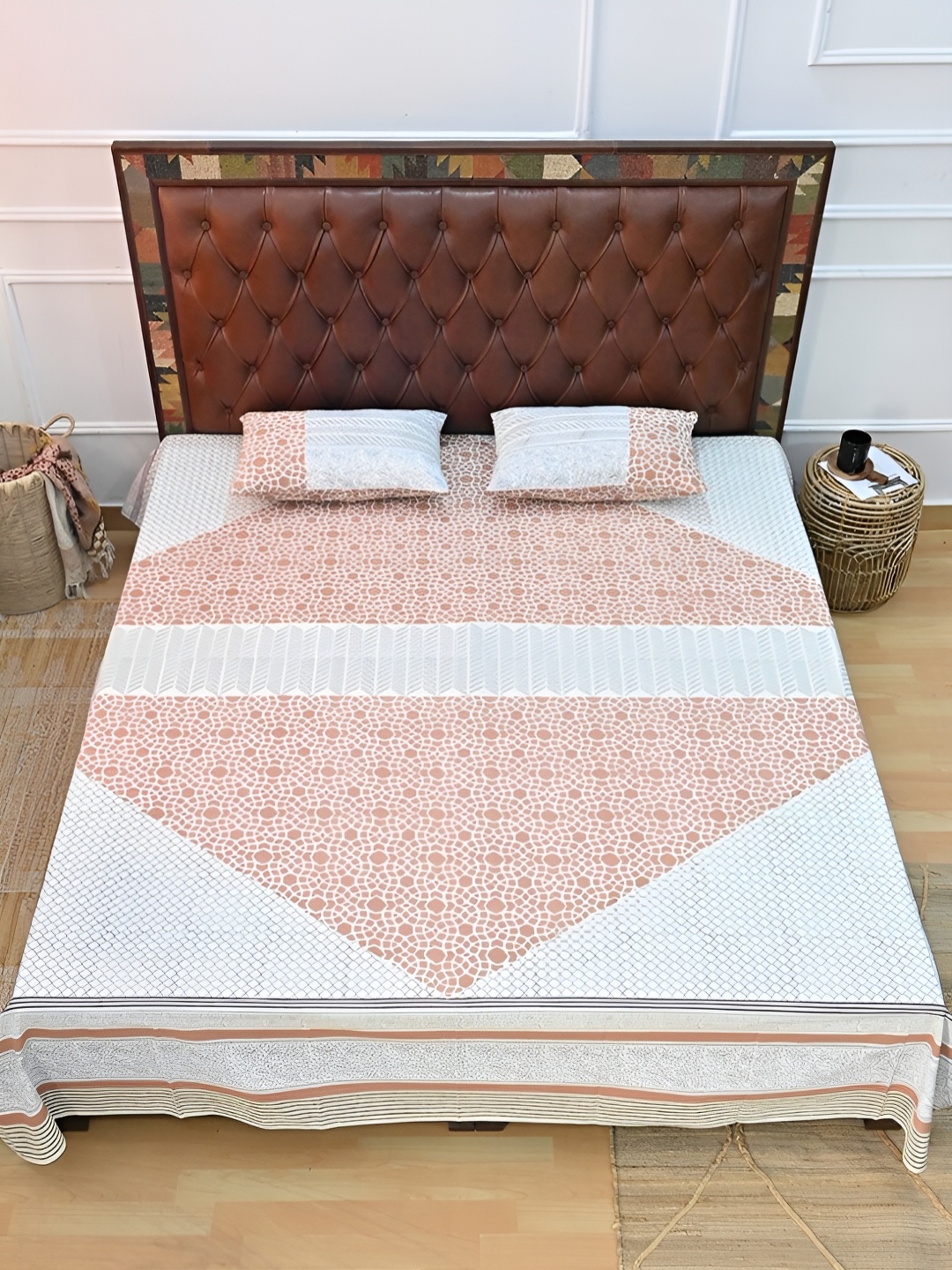 

Art Avenue Grey & White Geometric 120 TC King Bedsheet with 2 Pillow Covers