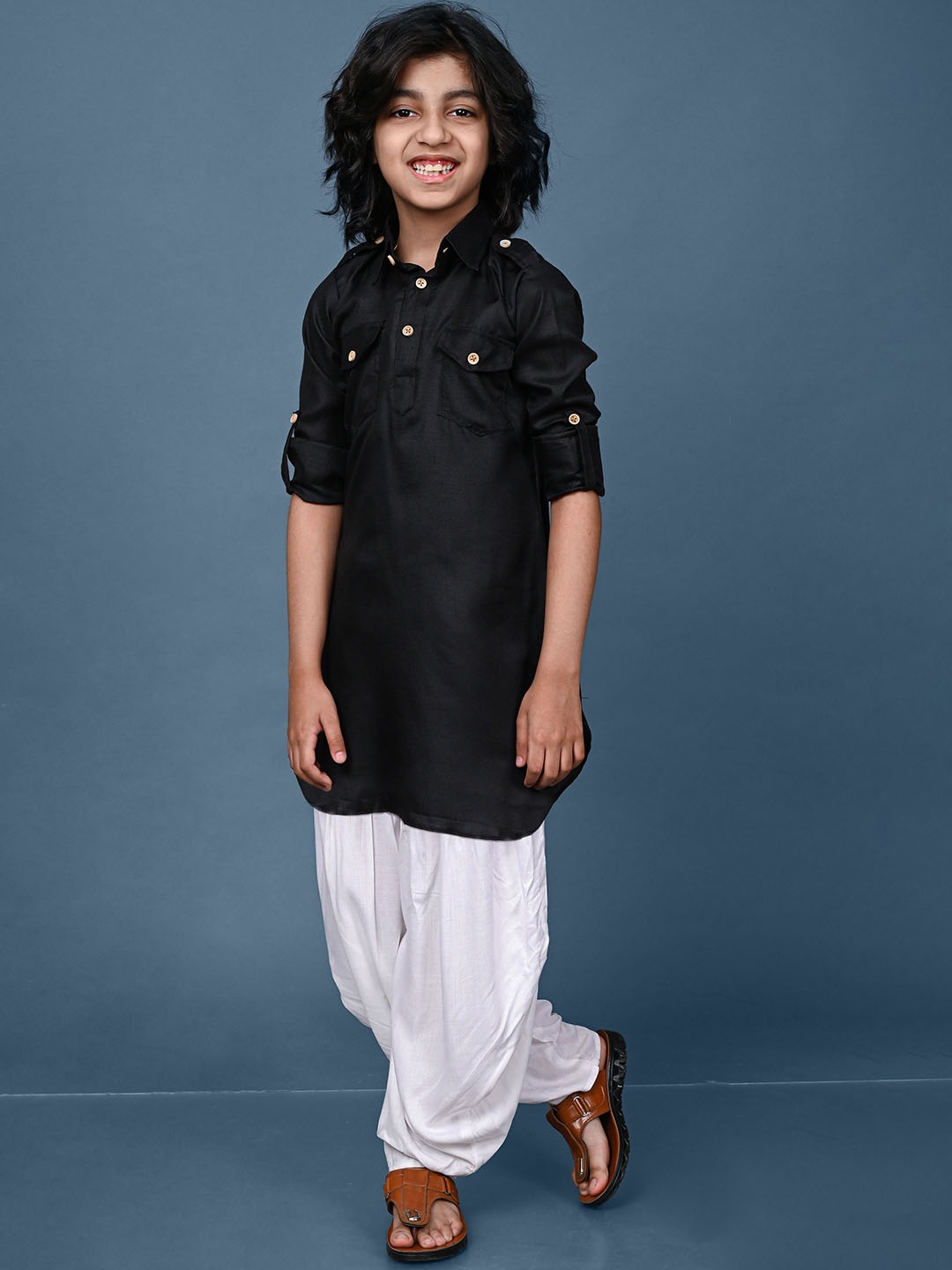 

VESHAM Boys Embroidered Keyhole Neck Flared Sleeves Thread Work Kurta, Black