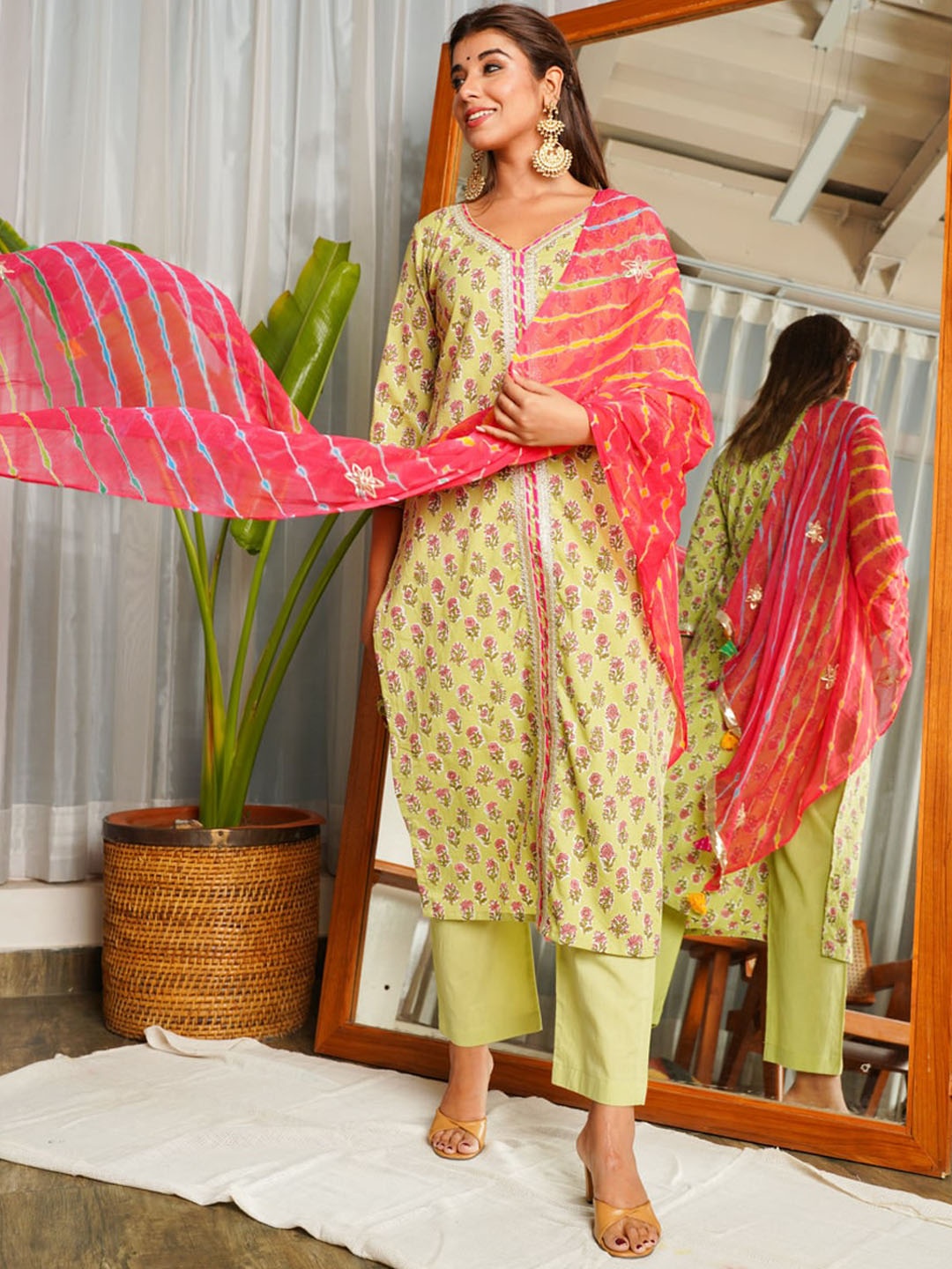 

NANGALIA RUCHIRA Women Floral Printed Regular Pure Cotton Kurta with Trousers & With Dupatta, Lime green