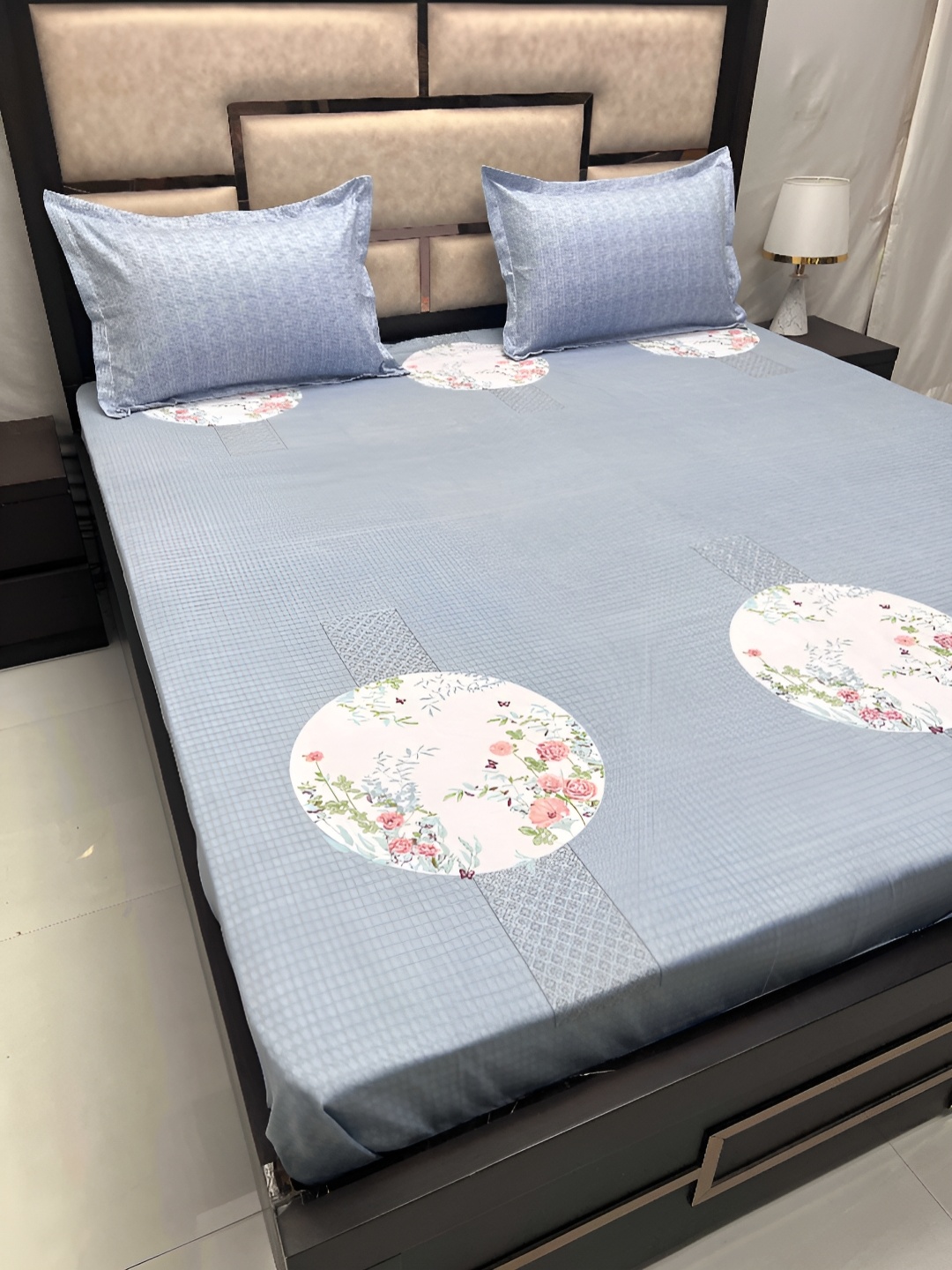 

Pure Decor Blue & White Floral 260 TC King Bedsheet with 2 Pillow Covers