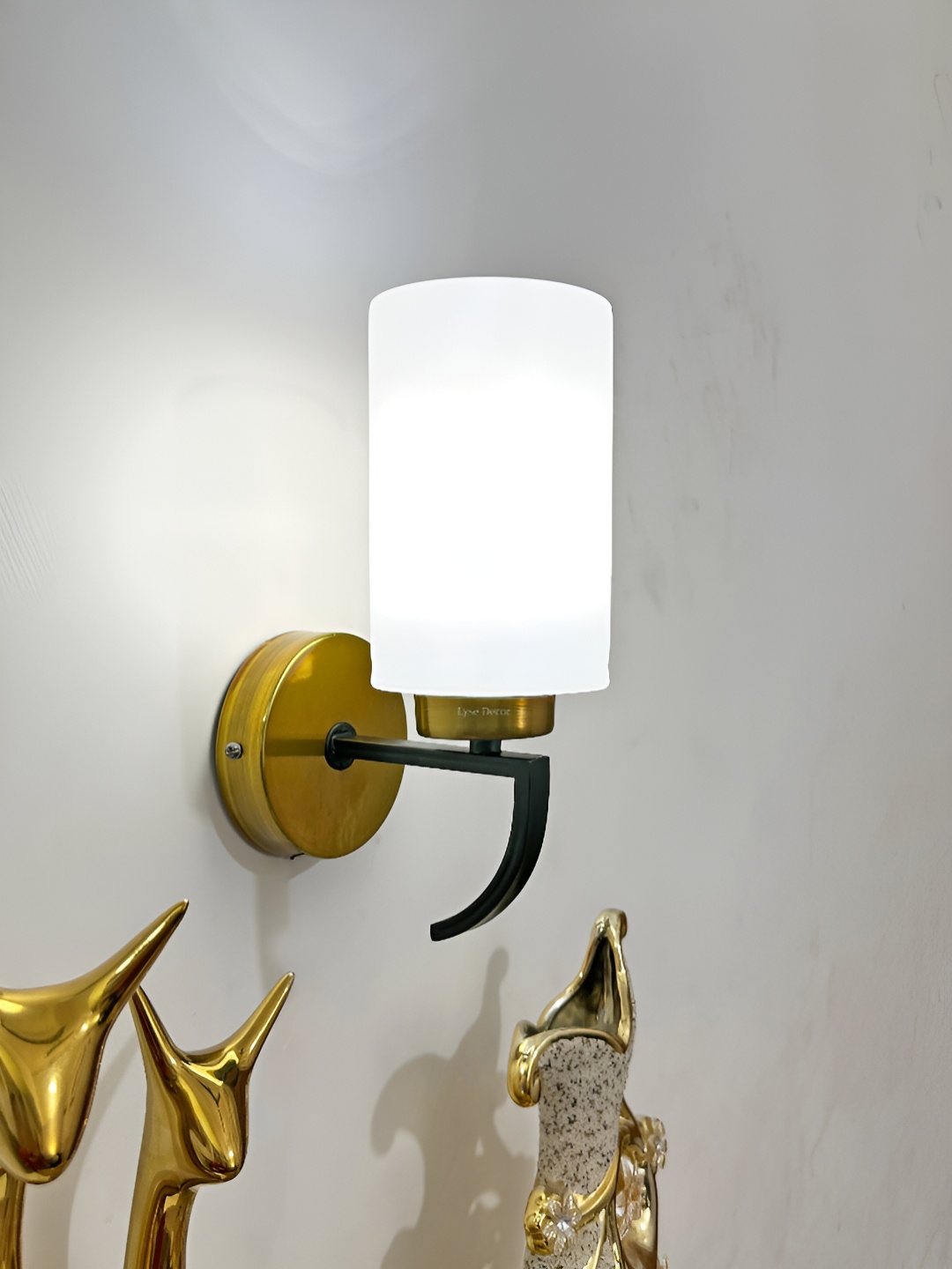 

Cruv White Metal Wall Lamp