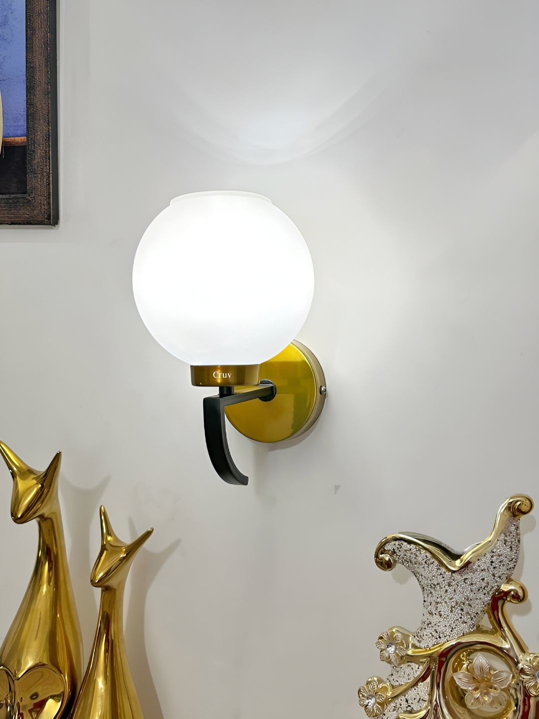 

Cruv White Metal Wall Lamp