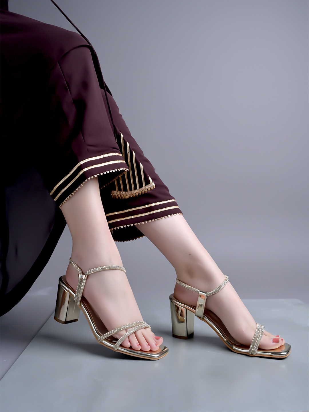 

Shoetopia Girls Party Block Sandals, Gold