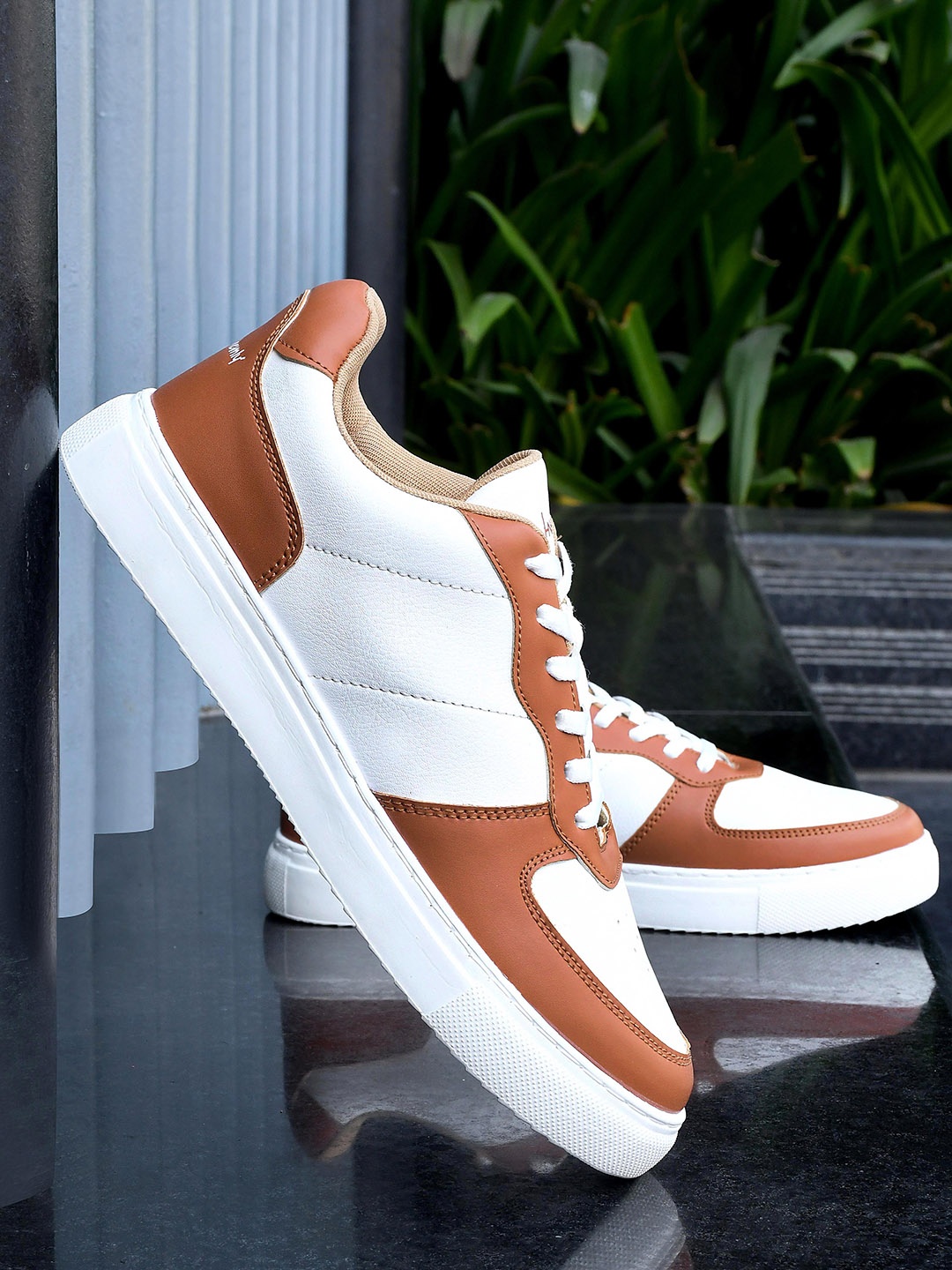 

Heris & Hemly Men Colourblocked PU Sneakers, White