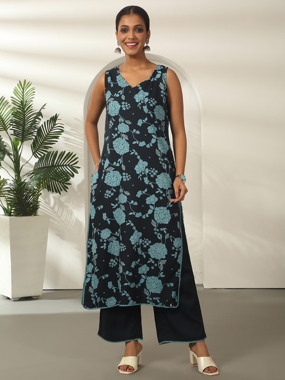 

Likha Women Floral Printed Regular Kurta with Pyjamas & With Dupatta, Blue