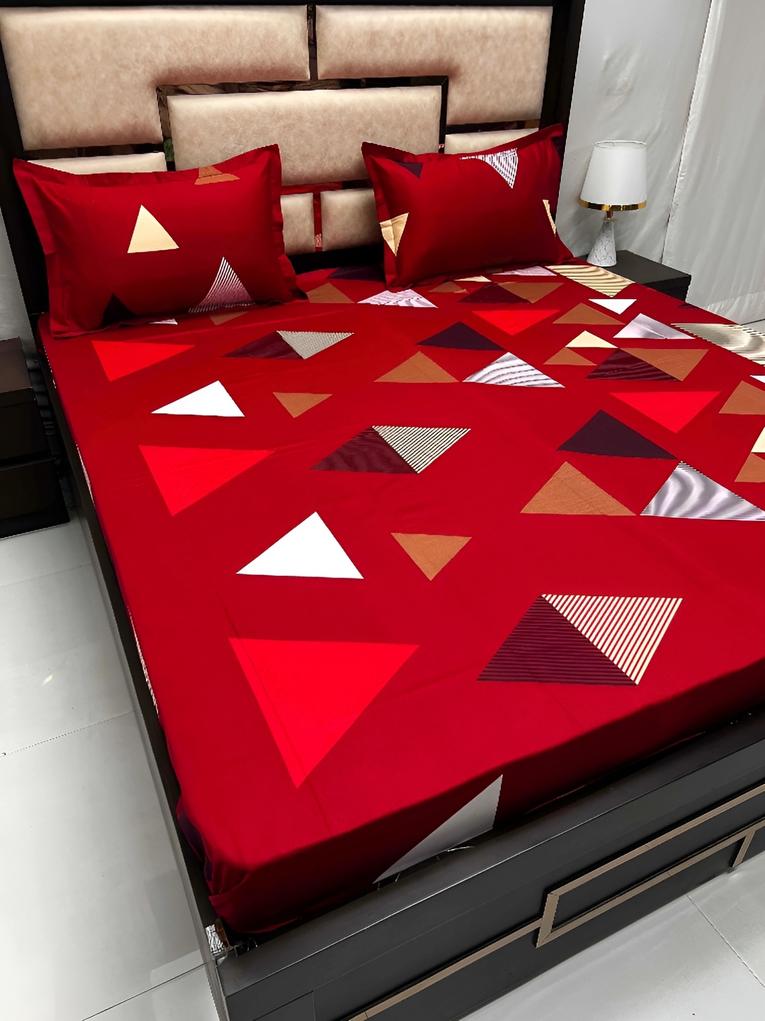 

Pure Decor Red & White Geometric King Bedsheet with 2 Pillow Covers