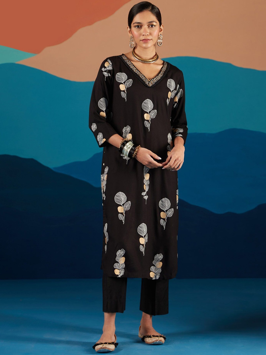 

Likha Women Floral Printed Flared Sleeves Thread Work Kurta, Black
