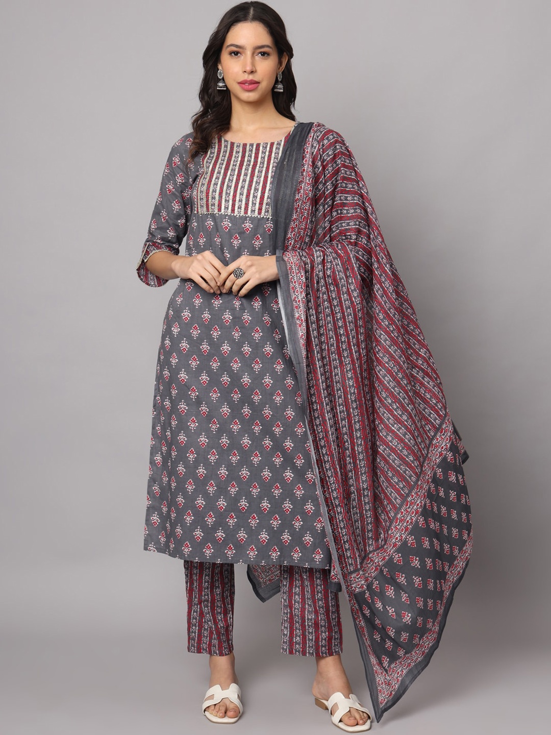 

Fusion Threads Women Ethnic Motifs Printed Regular Gotta Patti Pure Cotton Kurta with Trousers & With Dupatta, Grey