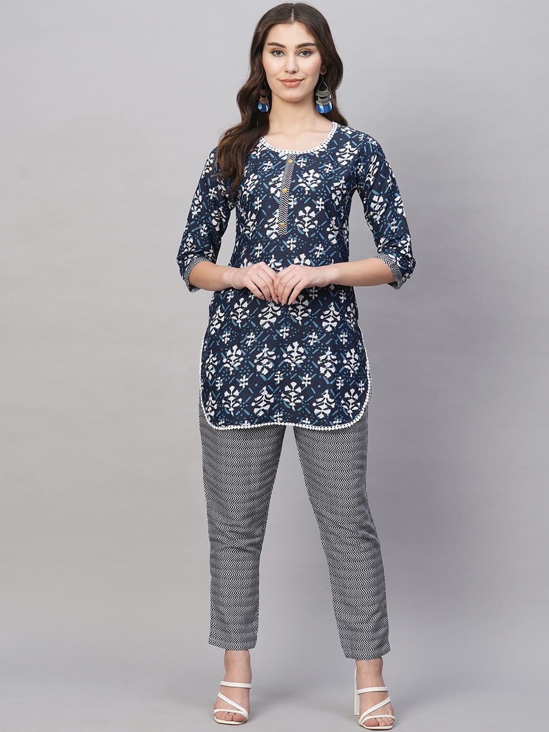 

Kiana House Of Fashion Women Ethnic Motifs Printed Regular Thread Work Kurti with Trousers, Blue