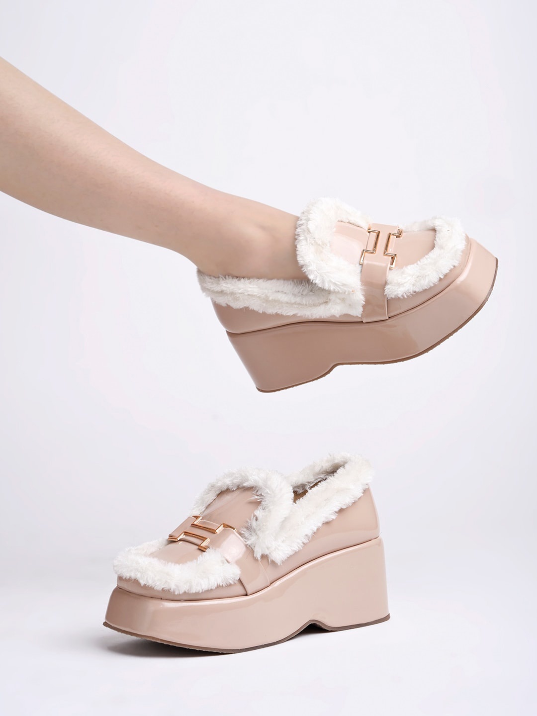 

Shoetopia Girls Embellished Wedge with, Peach