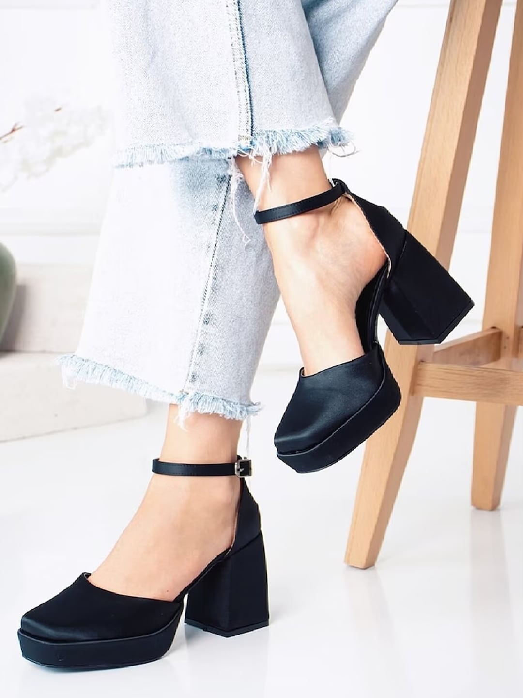 

Shoetopia Girls Striped Suede Block Pumps, Black