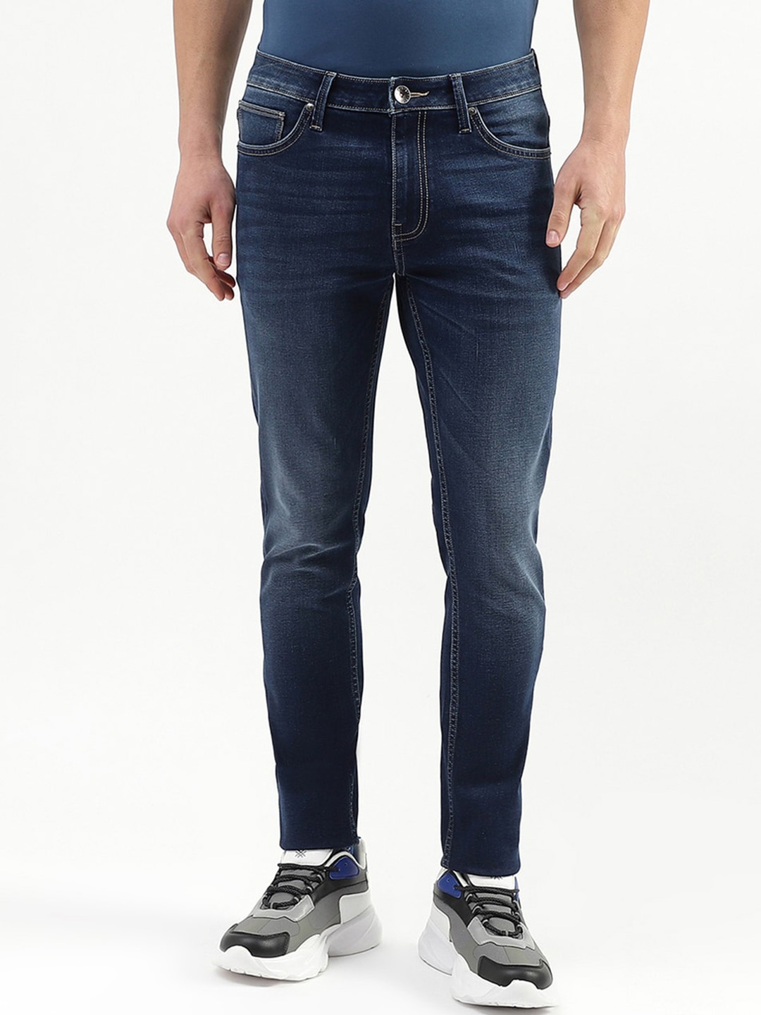 

United Colors of Benetton Men Skinny Fit Low Distress Light Fade Jeans, Blue