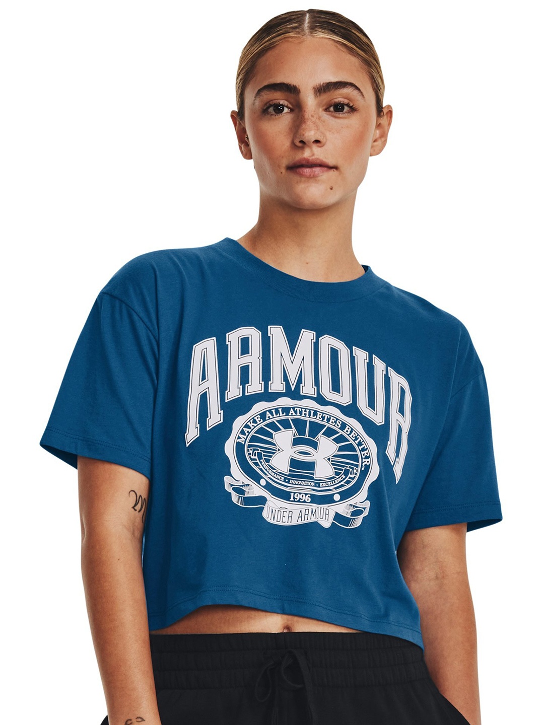 

UNDER ARMOUR Collegiate Crest Typography Printed Relaxed-Fit Cropped T-shirt, Blue