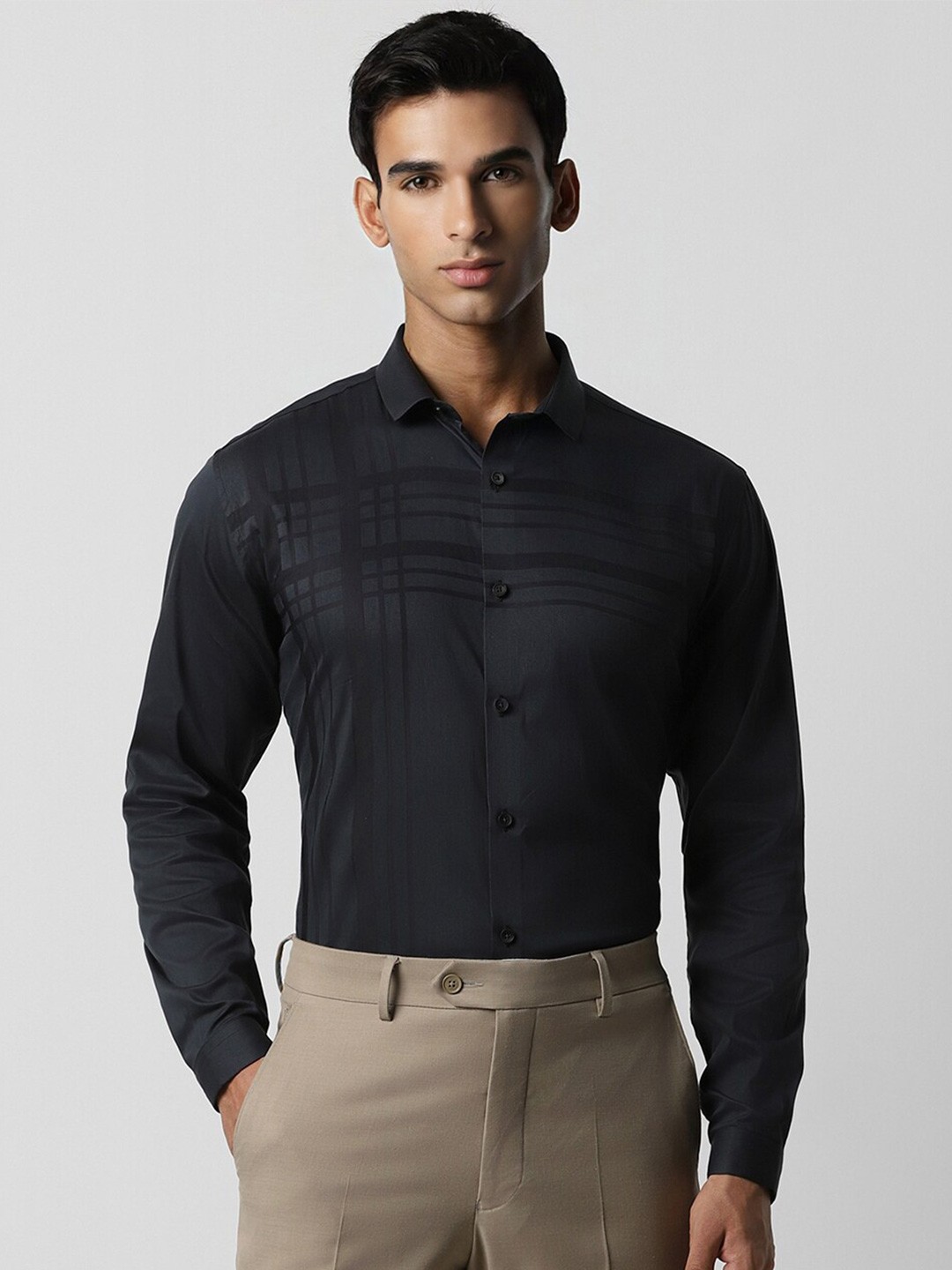 

V Dot Men Slim Fit Opaque Checked Party Shirt, Black