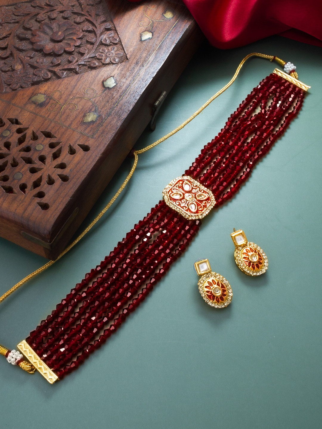 

aadita Gold-Plated Stone-Studded & Bedded Jewellery Set