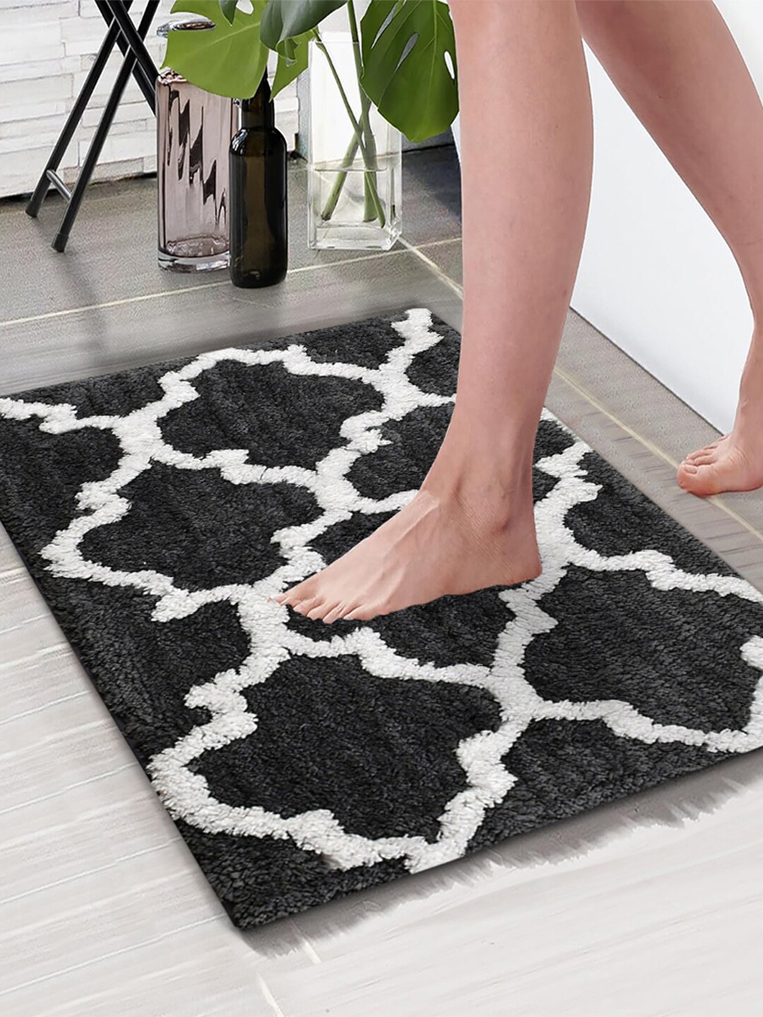 

Aura Grey & White Printed Rectangular 1850 GSM Anti Skid Bath Rug