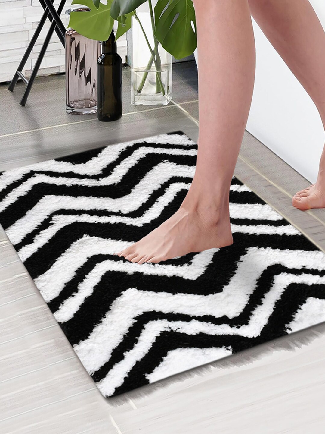 

Aura Black & White Chevron Printed Rectangular 1850 GSM Microfiber Bath Rug