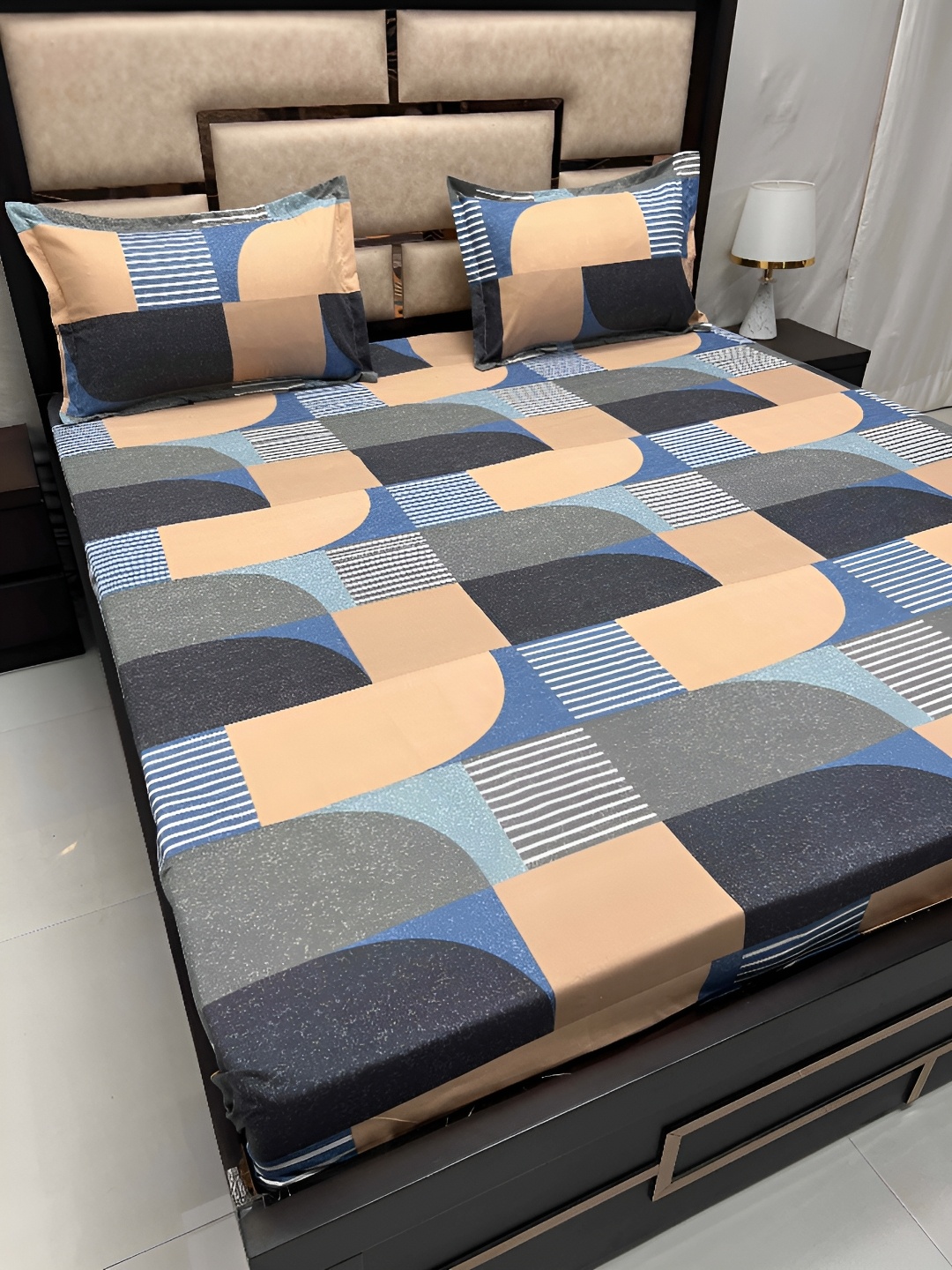

Pure Decor Blue & White Geometric 260 TC Queen Bedsheet with 2 Pillow Covers