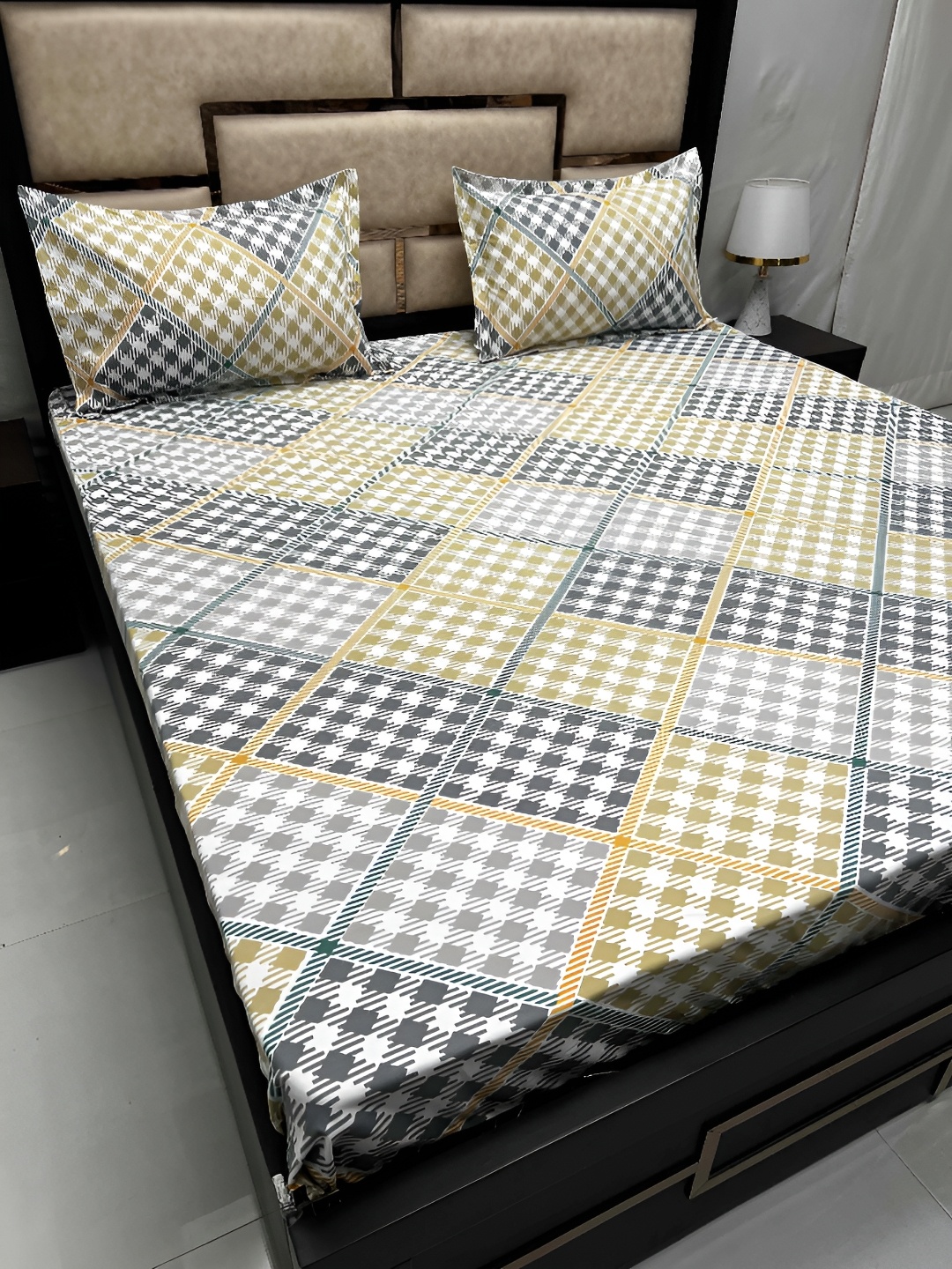 

Pure Decor Green & White Geometric 260 TC Queen Bedsheet with 2 Pillow Covers
