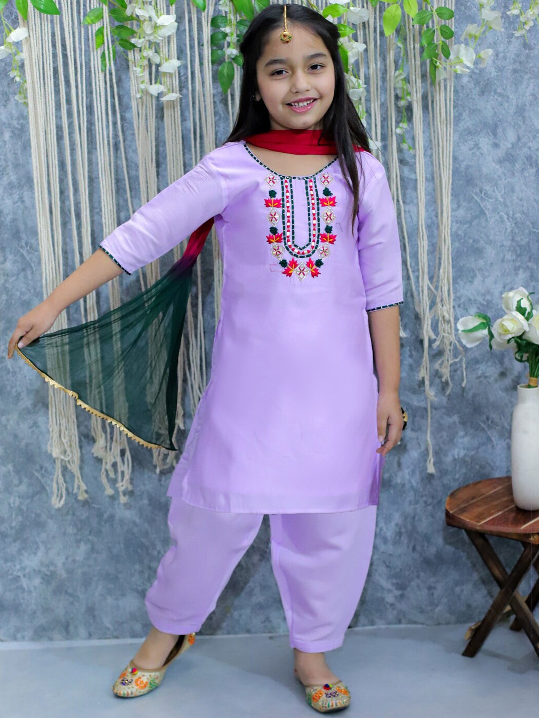 

BownBee Girls Ethnic Motifs Yoke Design Regular Thread Work Kurta With Salwar & Dupatta, Lavender