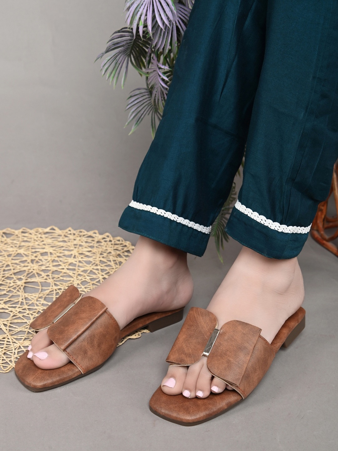 

Apratim Women Open Toe Flats with Buckles, Brown