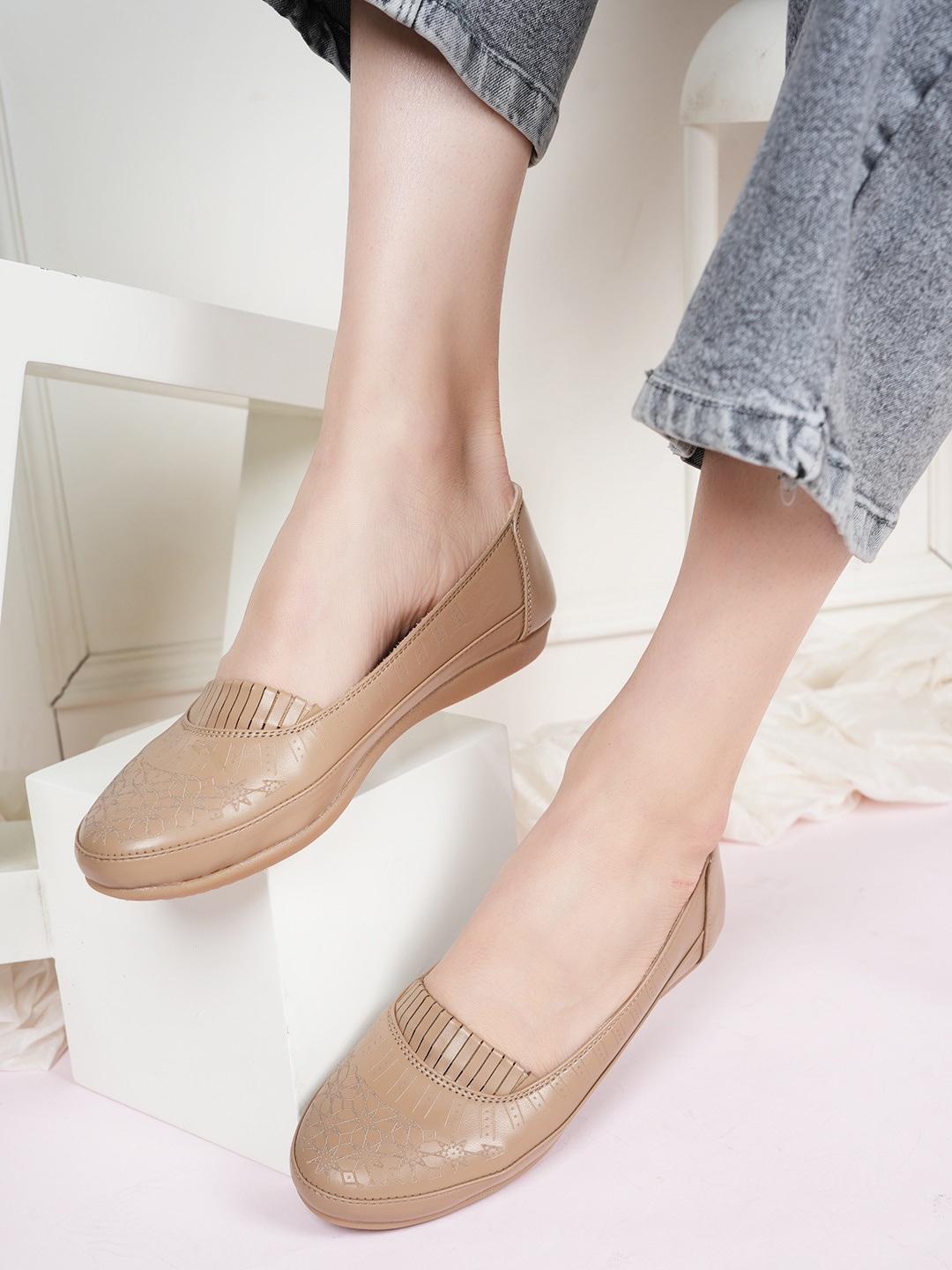 

Mast & Harbour Women Ballerinas with Bows Flats, Beige