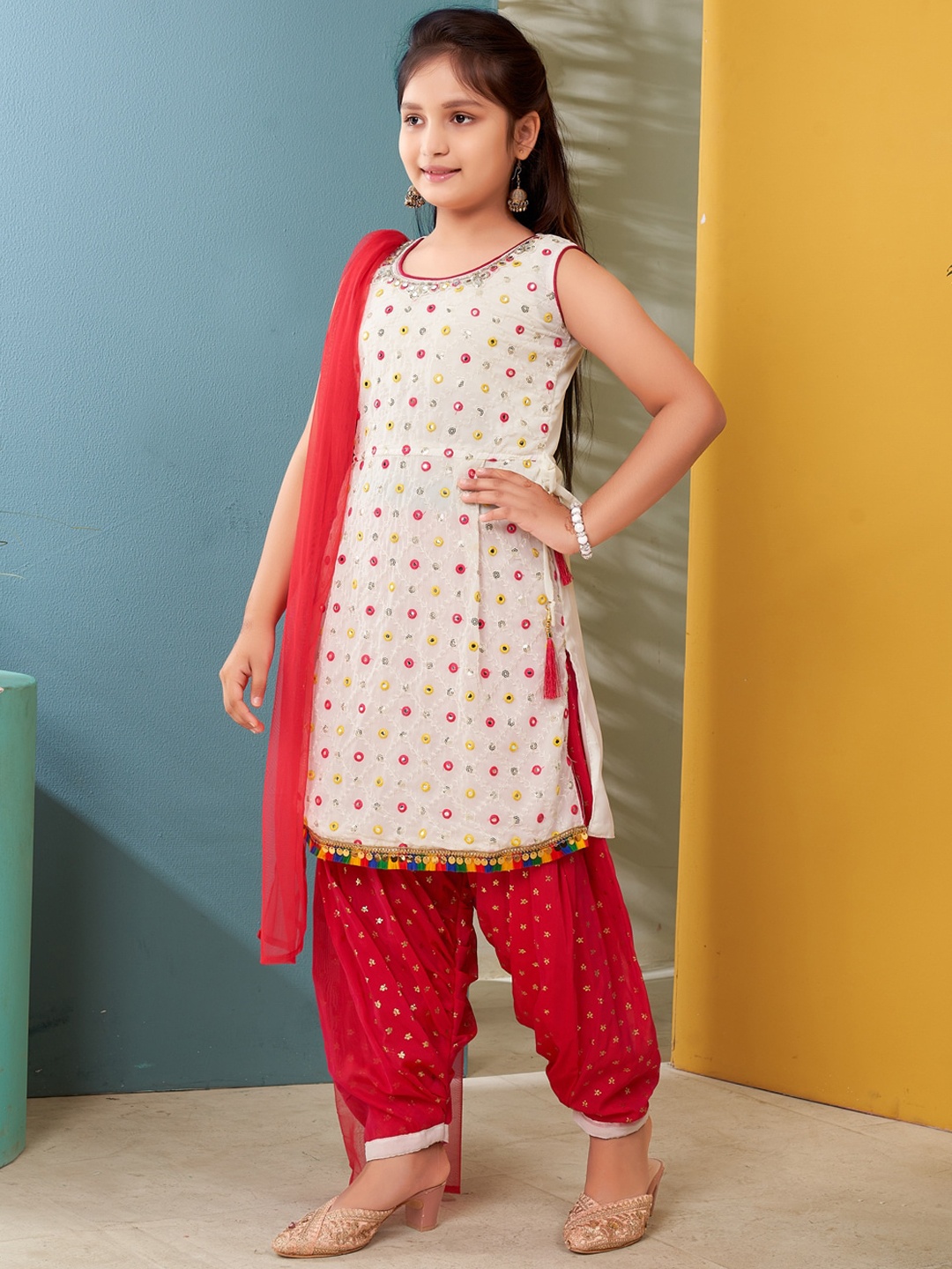 

Aarika Girls Floral Printed Regular Kurta with Salwar & With Dupatta, White