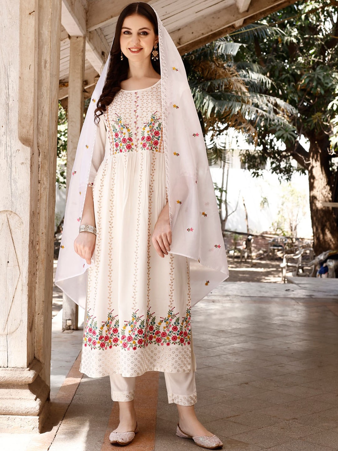 

Berrylicious Women Floral Embroidered Regular Thread Work Kurta with Trousers & With Dupatta, White