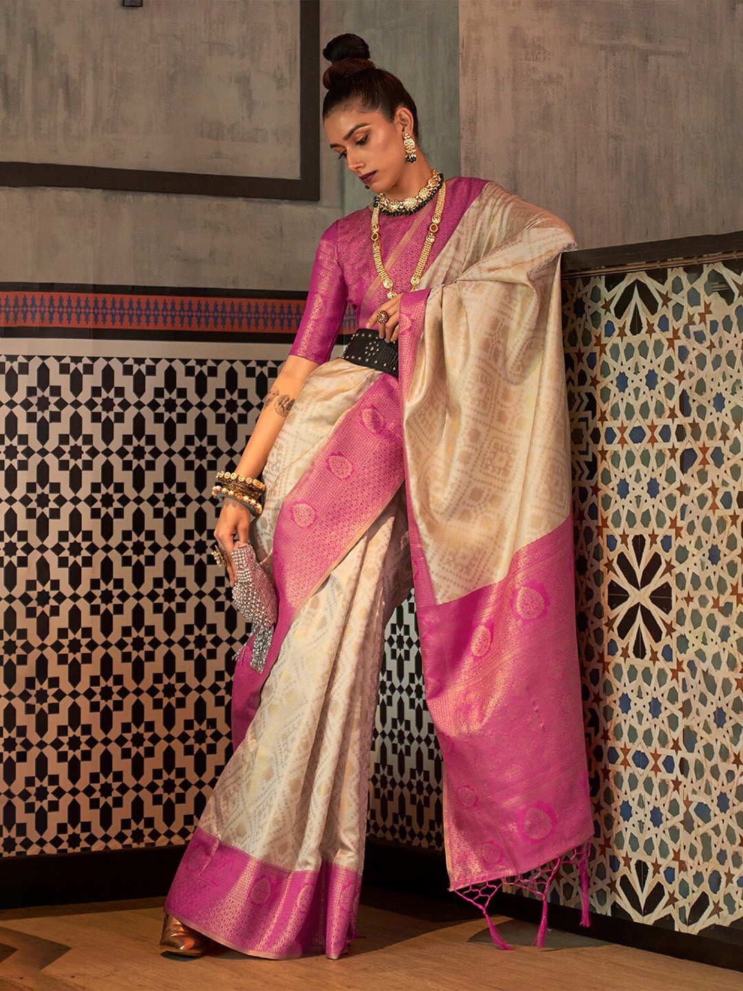 

DEVATITHI Ethnic Motifs Zari Silk Blend Kanjeevaram Saree, White