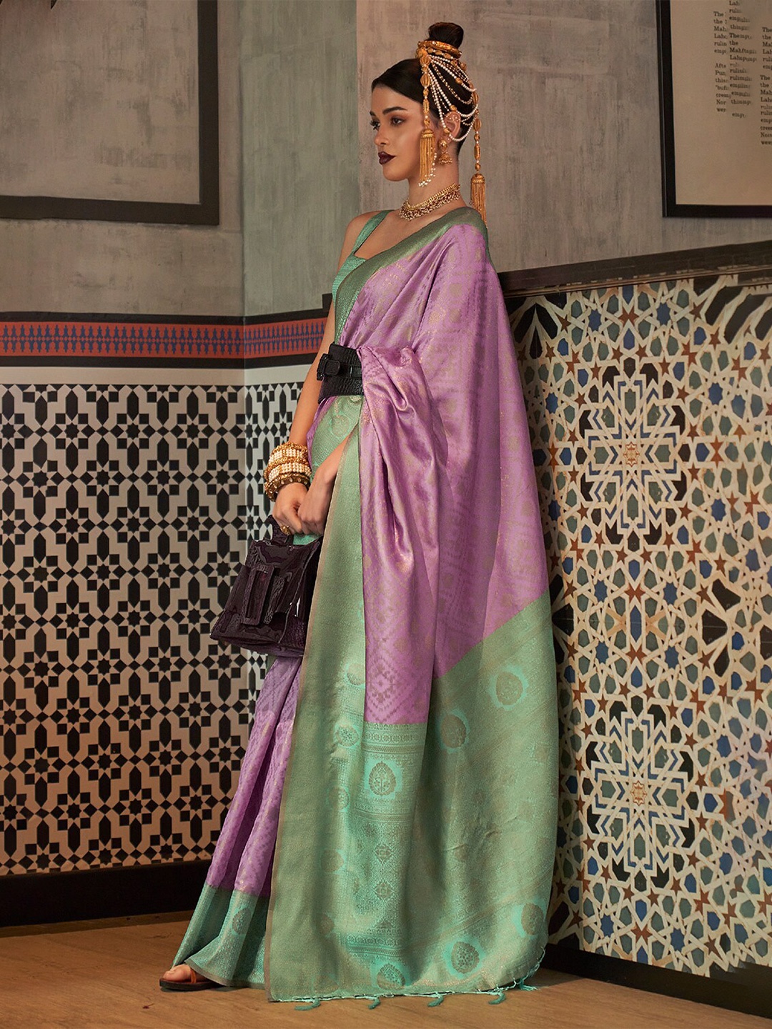 

DEVATITHI Woven Design Silk Blend Kanjeevaram Saree, Purple
