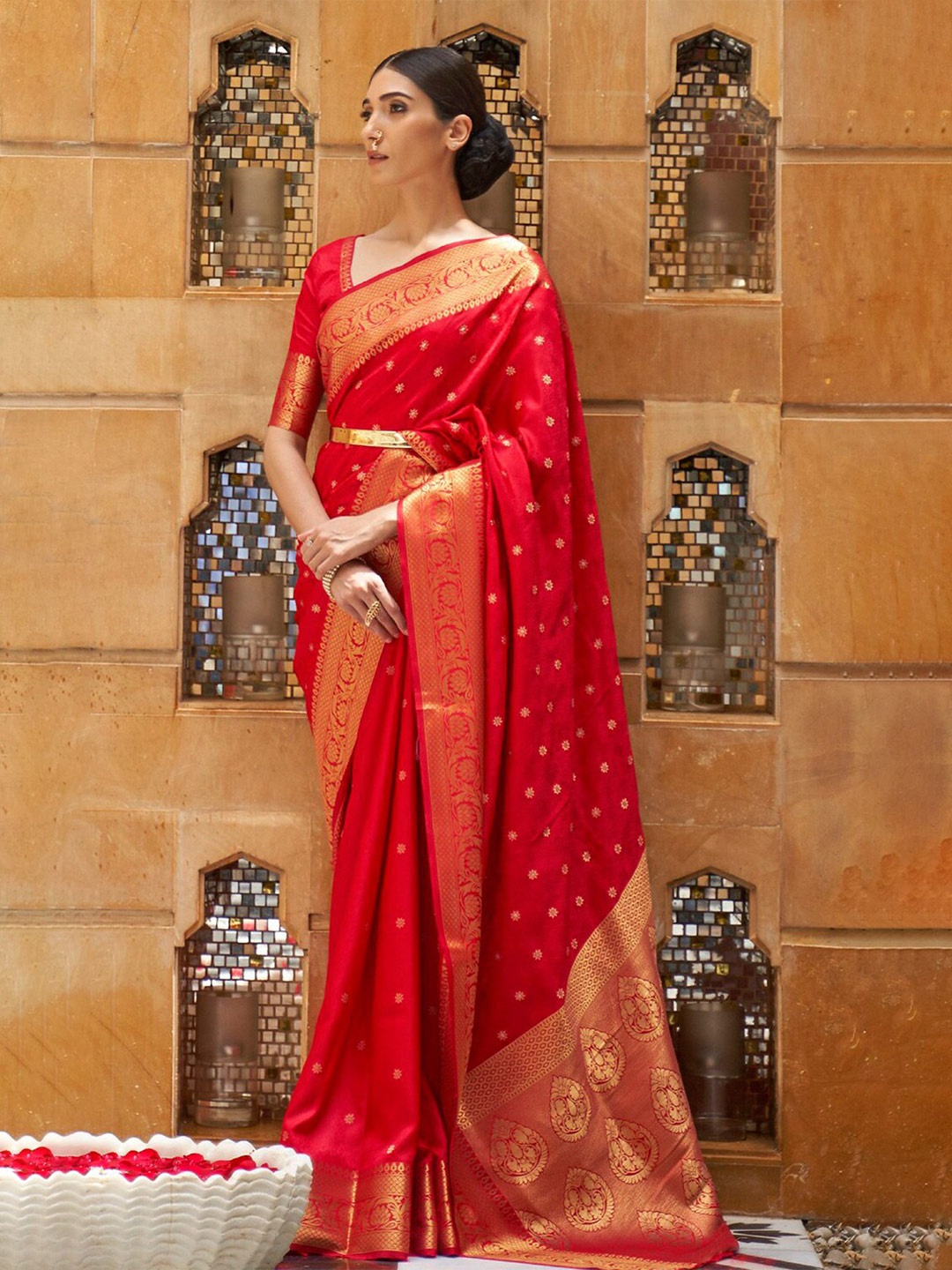 

DEVATITHI Woven Design Zari Silk Blend Kanjeevaram Saree, Red