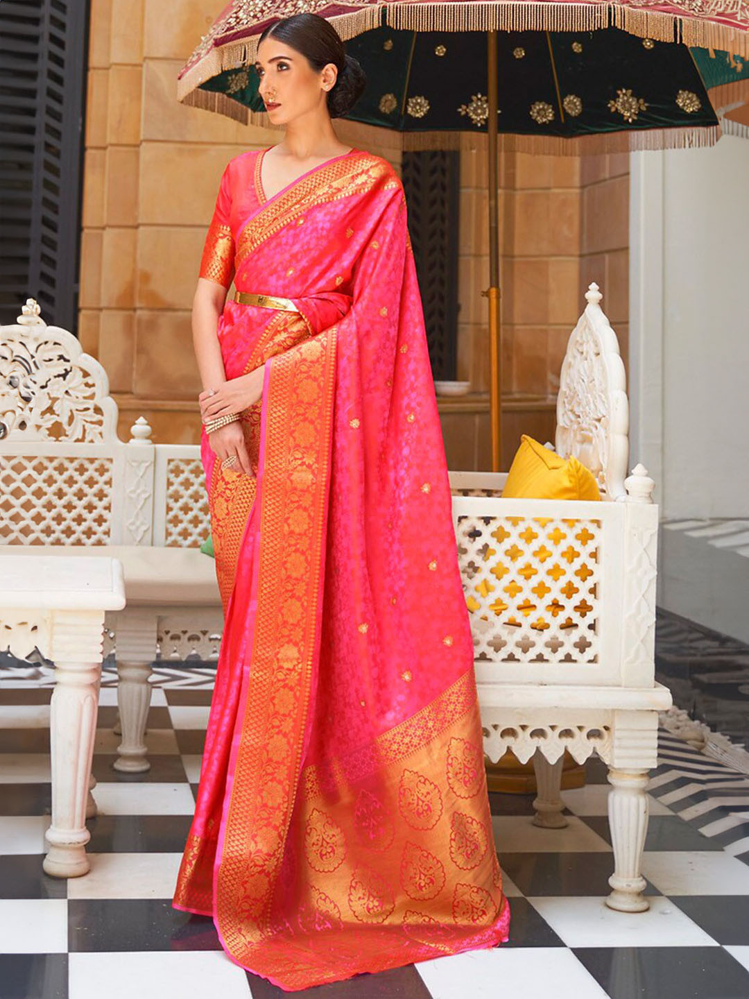 

DEVATITHI Floral Zari Silk Blend Kanjeevaram Saree, Pink