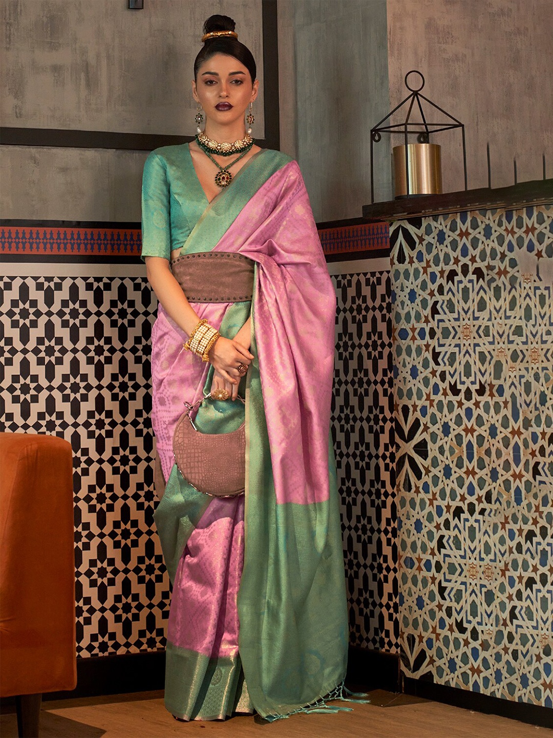 

DEVATITHI Woven Design Zari Silk Blend Kanjeevaram Saree, Pink