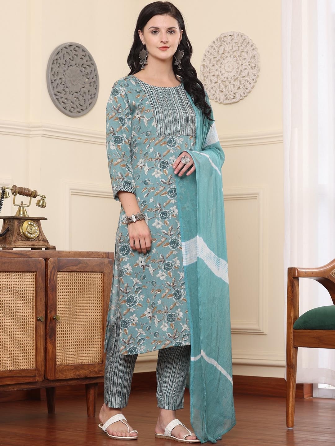 

SmartRAHO Women Floral Embroidered Regular Pure Silk Kurta with Pyjamas & With Dupatta, Blue