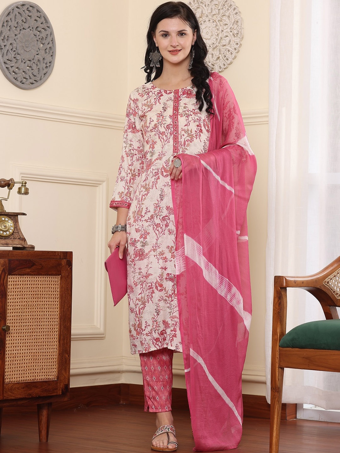 

SmartRAHO Women Floral Embroidered Regular Pure Silk Kurta with Pyjamas & With Dupatta, Pink