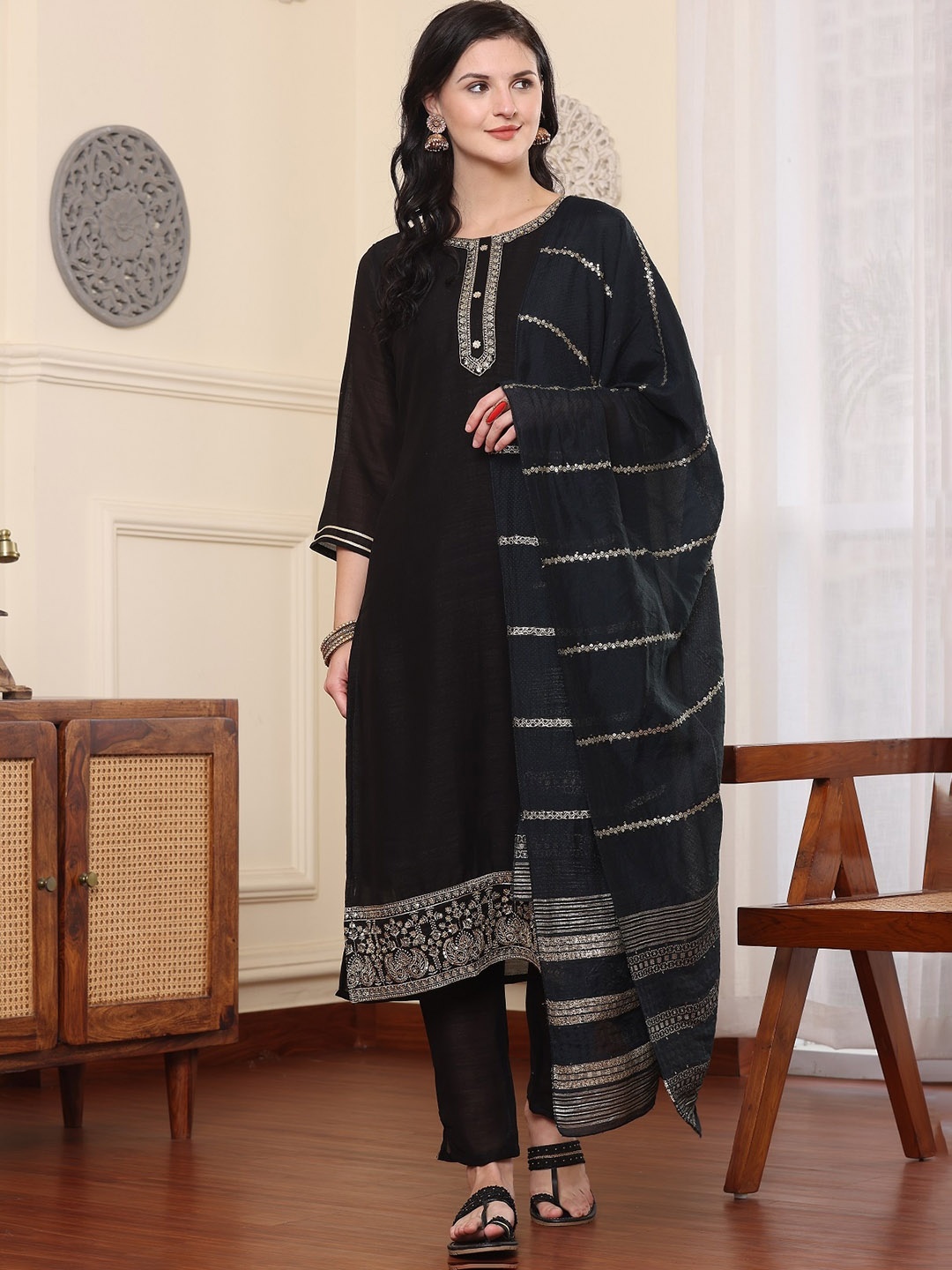 

SmartRAHO Women Floral Embroidered Regular Sequinned Pure Silk Kurta with Trousers & With Dupatta, Black