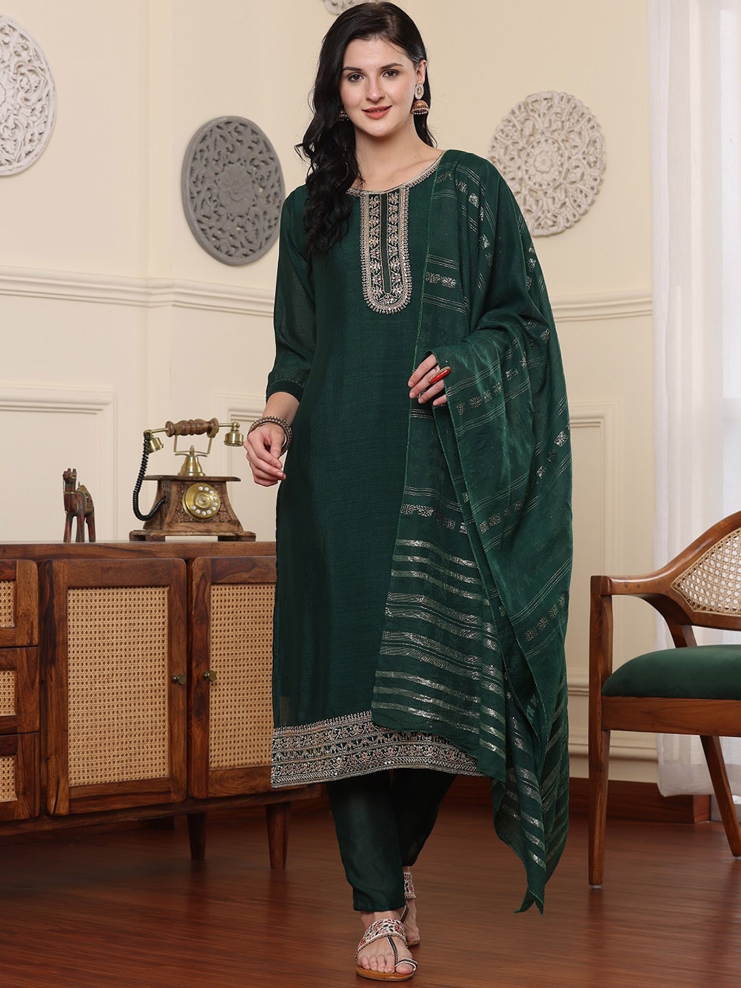 

SmartRAHO Women Floral Embroidered Regular Thread Work Pure Silk Kurta with Pyjamas & With Dupatta, Green