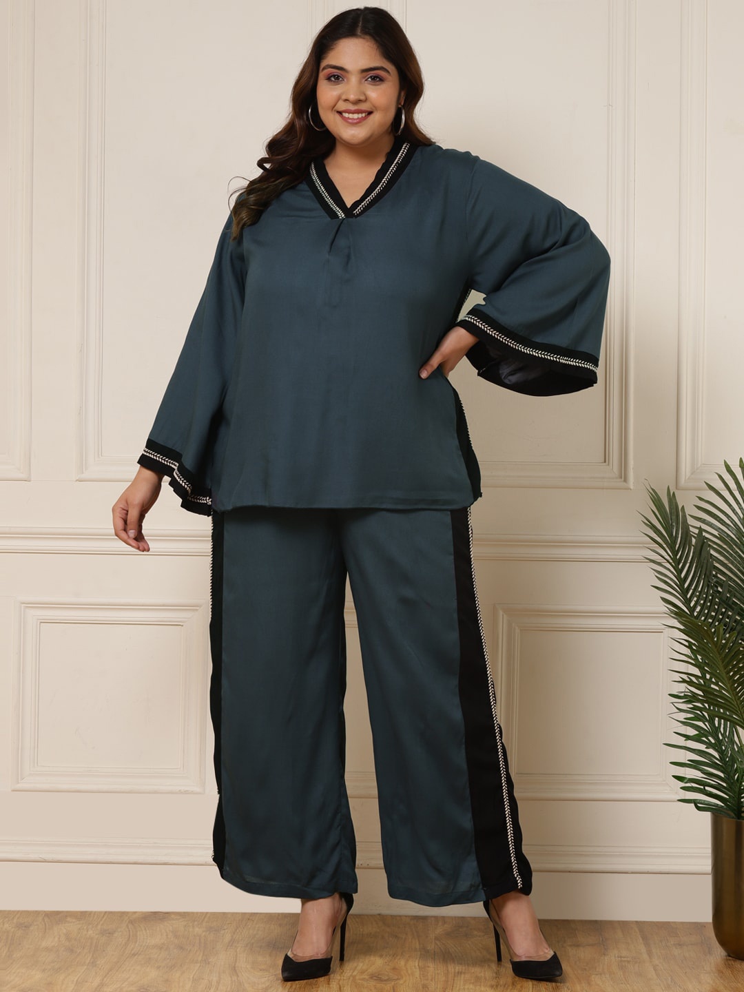 

DEEBACO Plus Size V-Neck Top & Trousers, Grey