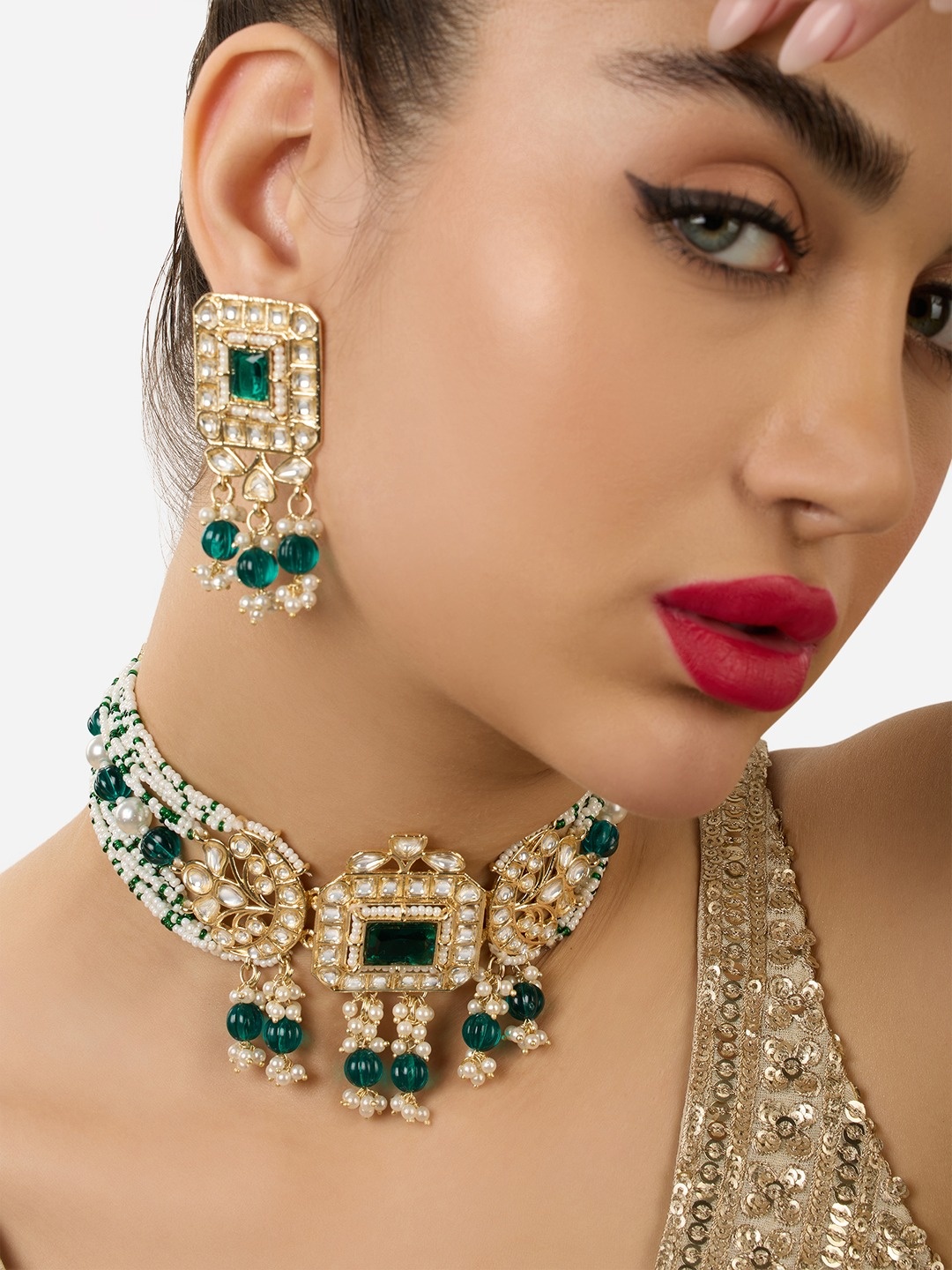 

Zaveri Pearls Gold-Plated Kundan-Studded & Beaded Choker Jewellery Set