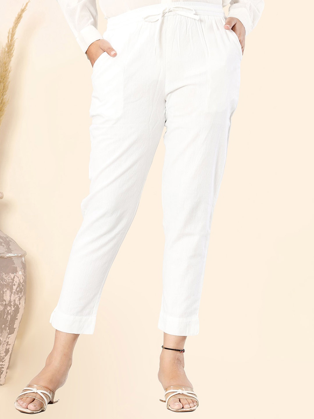 

KAAJH Women Relaxed Pleated Trousers, White