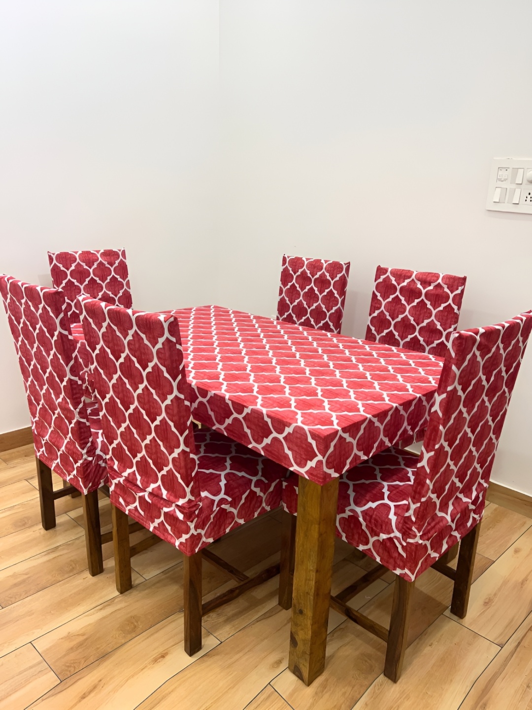 

ohello 6 Pcs Red Geometric Printed Elasticated Fitted Chair Covers With Table Cover