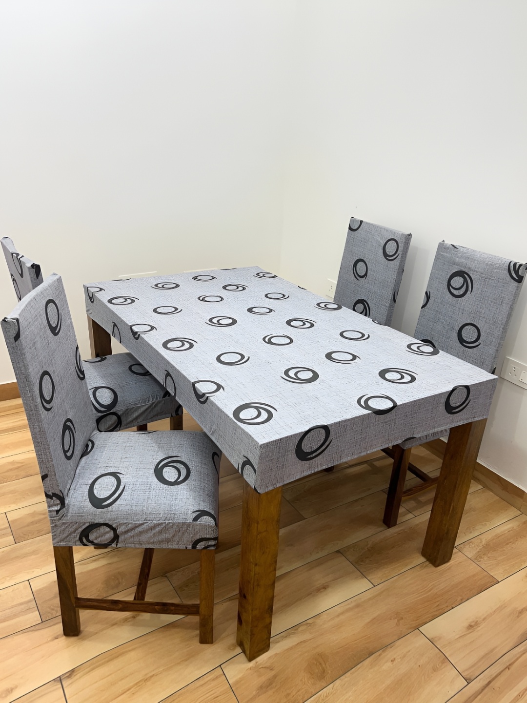 

ohello 4 Pcs Grey & Black Printed Elasticated Fitted Chair Covers With Table Cover