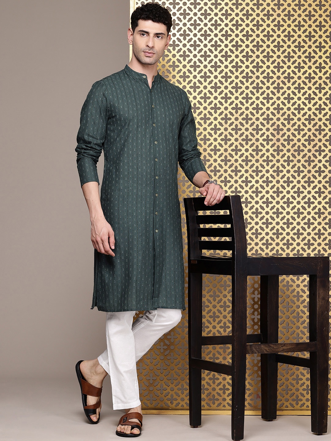 

House of Pataudi Men Dobby Regular Jashn Kurta with Trousers, Green