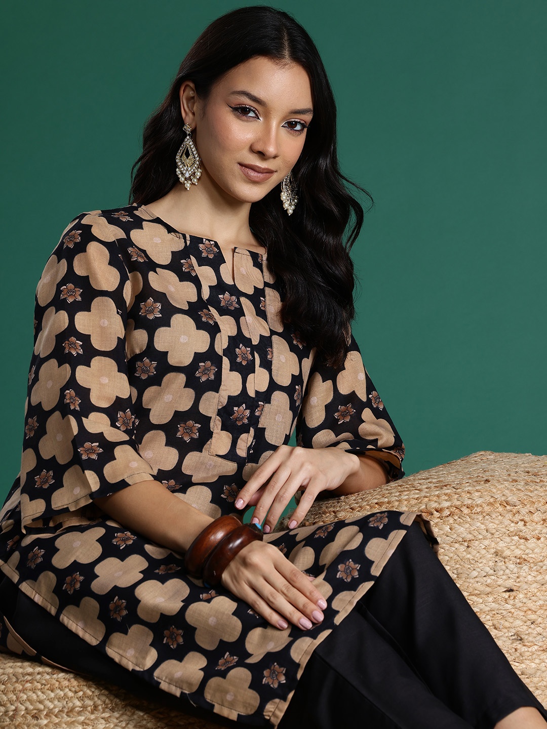 

Sangria Women Printed Kurta with Trousers, Black