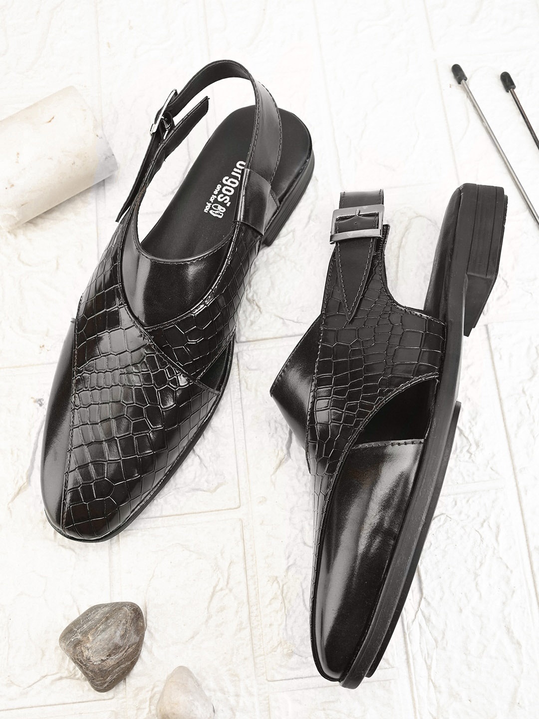 

birgos Men Colourblocked Leather Slip-On Sneakers, Black