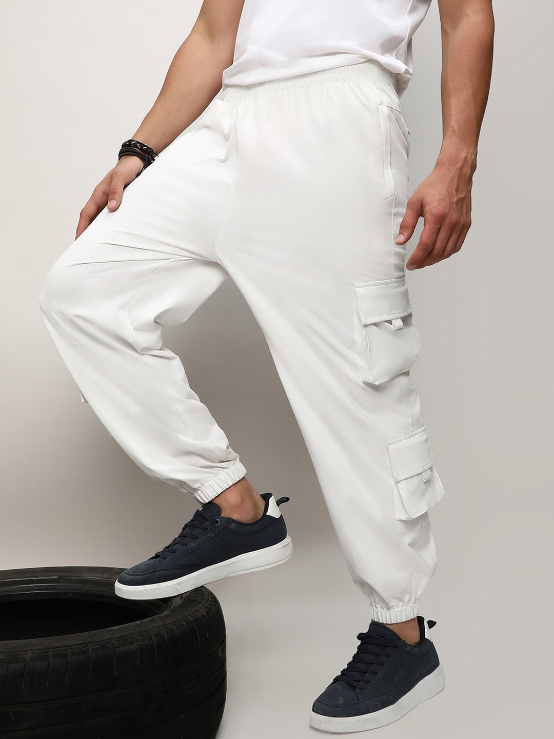 

Campus Sutra Men Relaxed Loose Fit Easy Wash Chinos Trousers, White