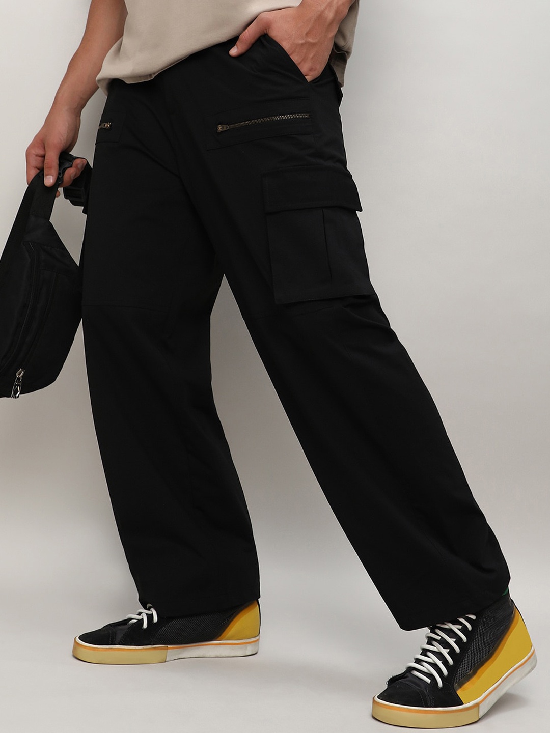 

Campus Sutra Men Relaxed Loose Fit Easy Wash Trousers, Black