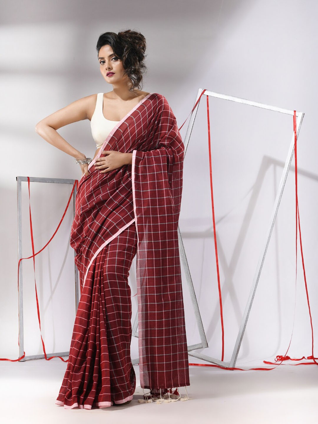 

Charukriti Checked Pure Cotton Saree, Red