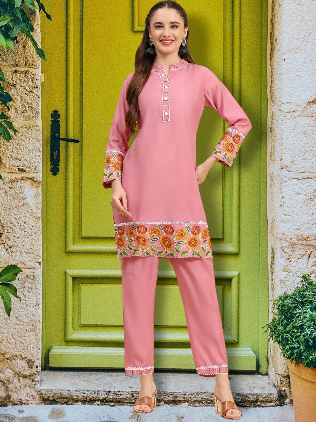 

Growish Embroidered Mandarin Collar Tunic With Trousers, Pink